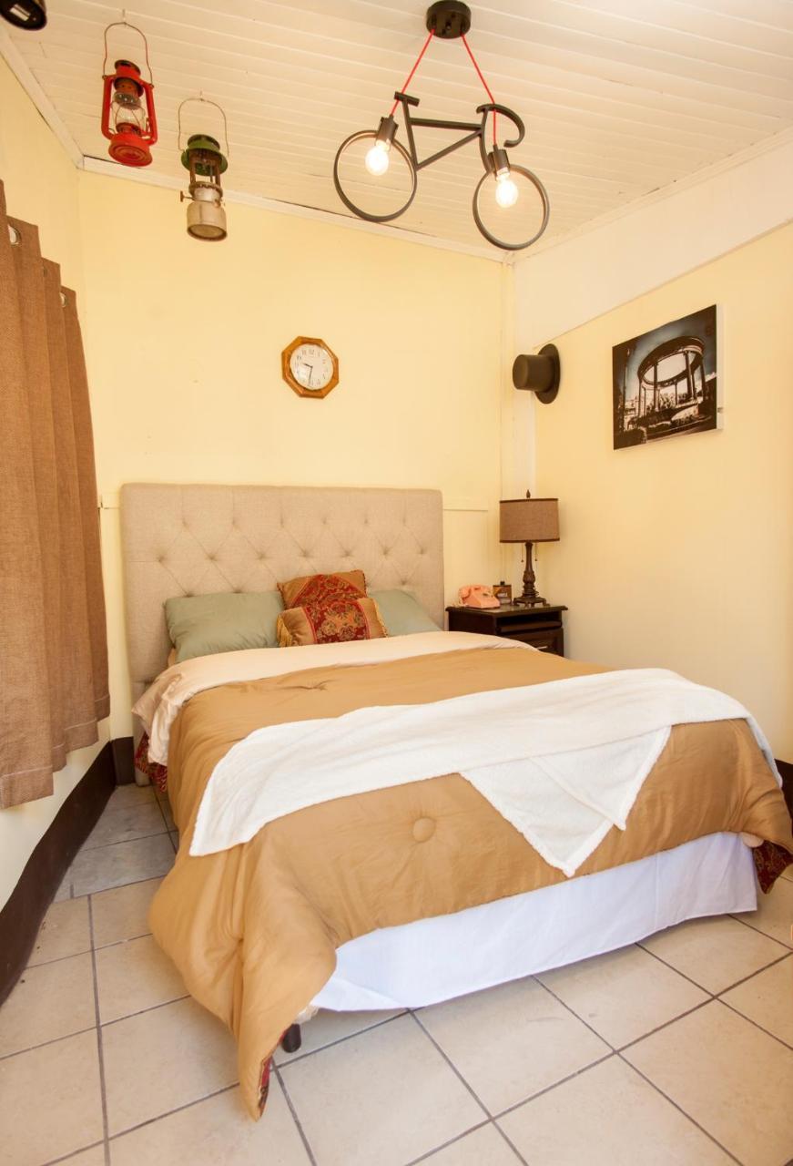 Hotel Vintage "Casa Las Flores" Кесальтенанго Экстерьер фото